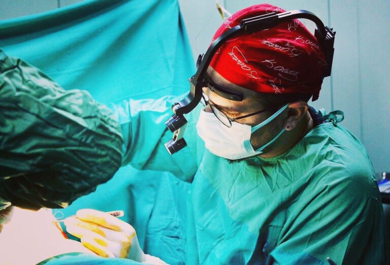 Op. Dr. Ensari Yavuz podczas zabiegu