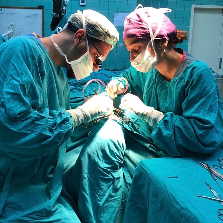 Op. Dr. Ensari Yavuz z zespołem podczas operacji