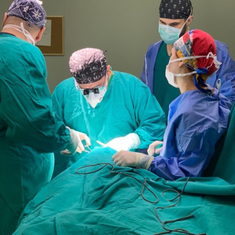 Zespół chirurgiczny na sali operacyjnej