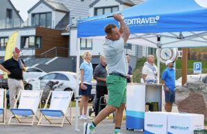 Meditravel jako sponsor główny turnieju golfowego w Przytok Golf Resort – uczestnik podczas uderzenia golfowego przy strefie Meditravel