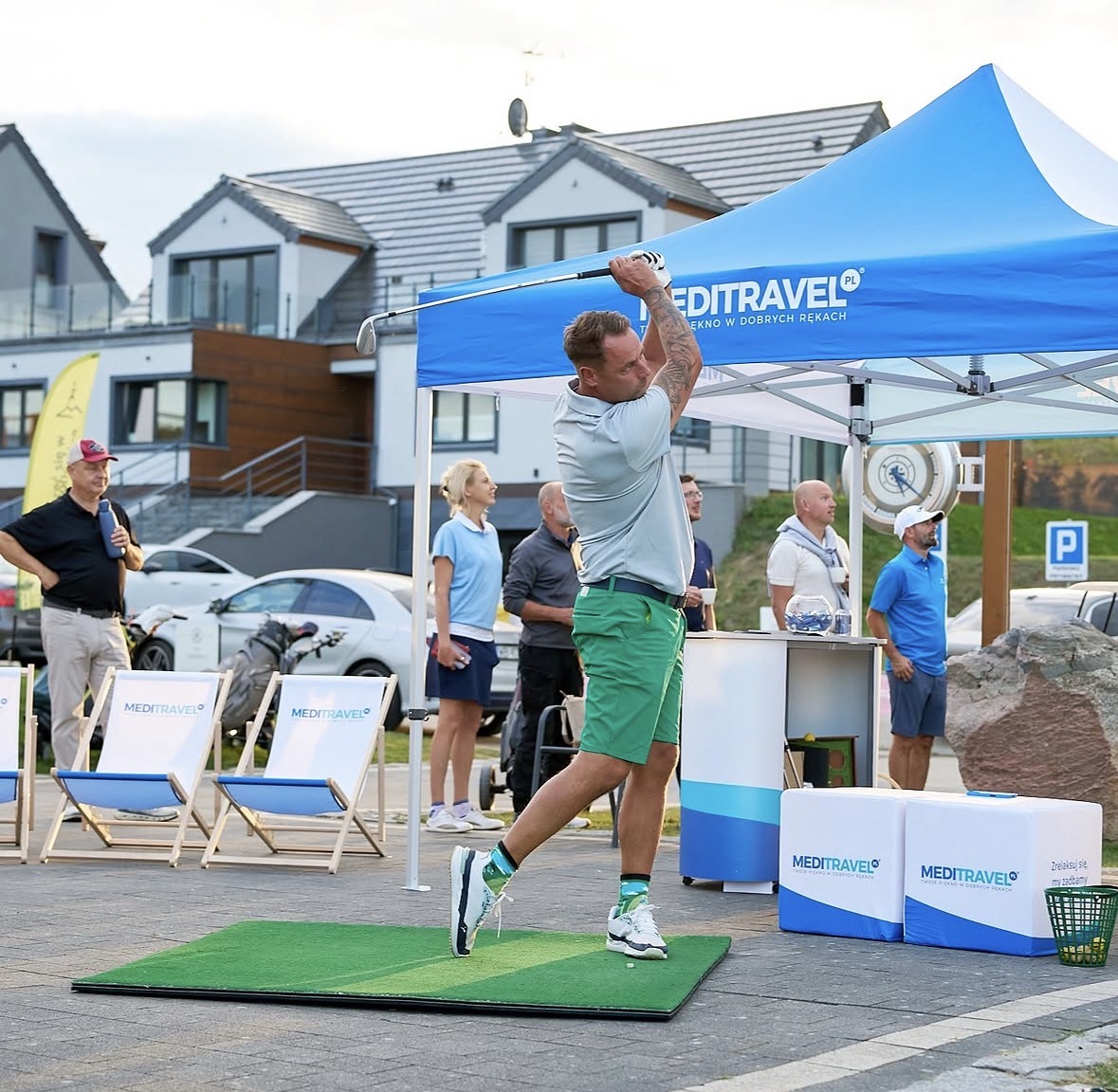 Meditravel jako sponsor główny turnieju golfowego w Przytok Golf Resort – uczestnik podczas uderzenia golfowego przy strefie Meditravel
