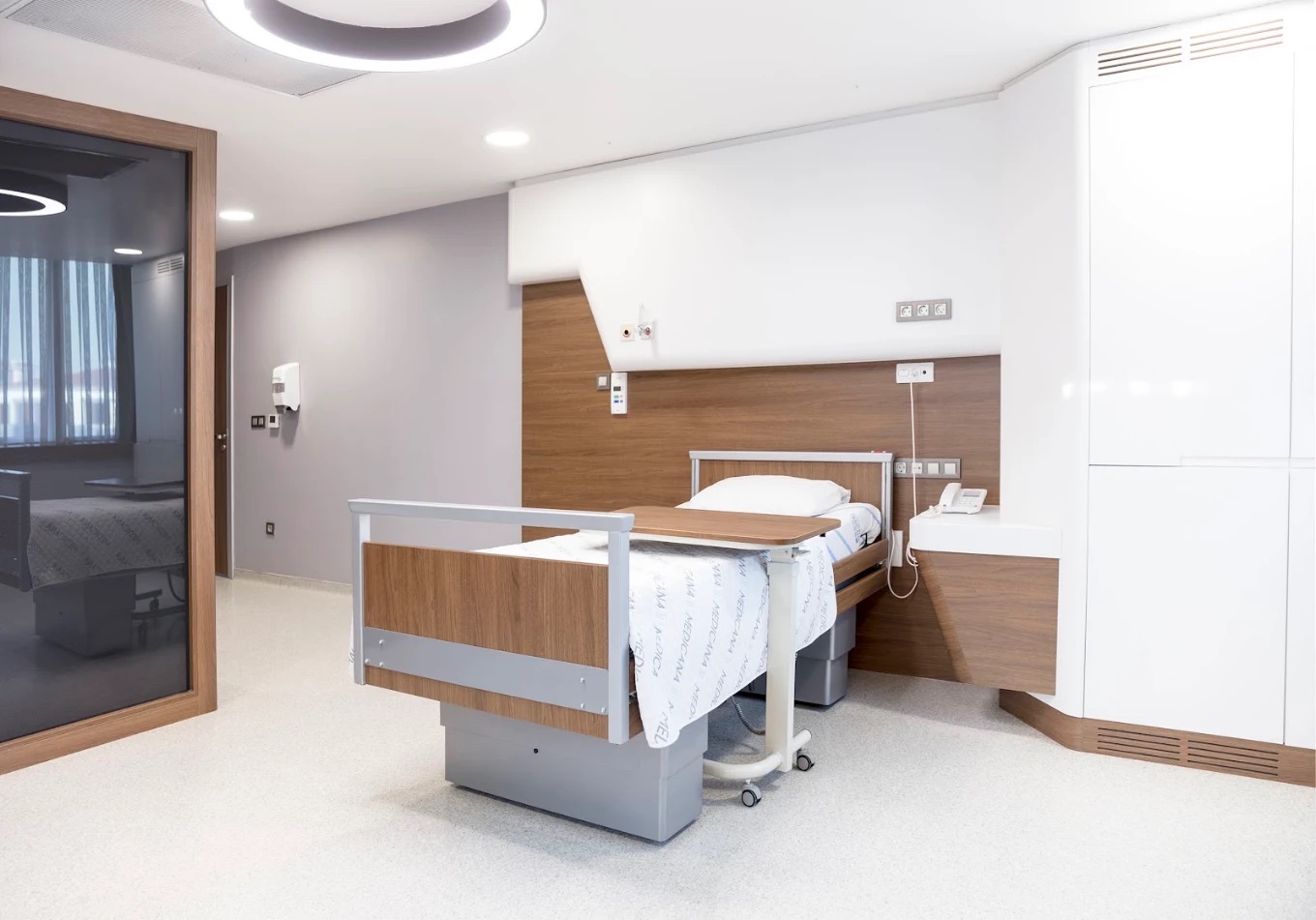 Szpital, w którym pracuje Alper Kurt: pokój pacjenta